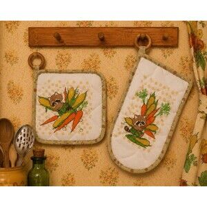 Vintage Kitchen Compliments Retro Vegetables Raccoon Pot Holder Mitt Set Decor